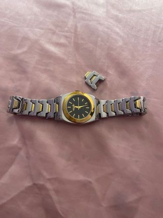 Reloj de pulsera dorado y plateado
