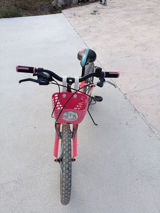 Bicicleta niña 20 rosa. Poco uso. Tiene 2 años.