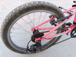 Bicicleta niña 20 rosa. Poco uso. Tiene 2 años.