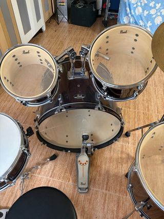 Batería de estudio con baquetas y silla