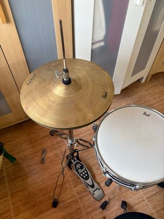Batería de estudio con baquetas y silla