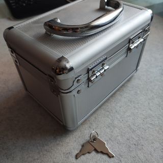 Caja metálica con asa y llaves