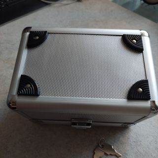 Caja metálica con asa y llaves