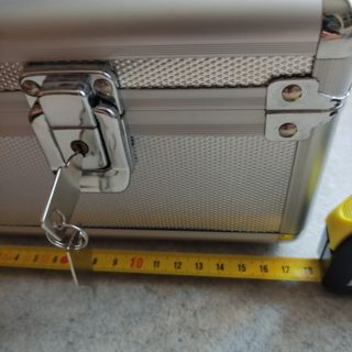 Caja metálica con asa y llaves