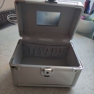Caja metálica con asa y llaves