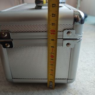 Caja metálica con asa y llaves