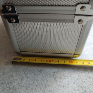 Caja metálica con asa y llaves
