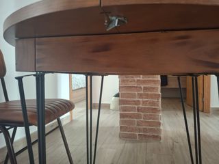 Preciosas 2 sillas de comedor de cuero y metal