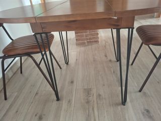 Preciosas 2 sillas de comedor de cuero y metal