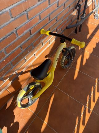 Bicicleta sin pedales amarilla