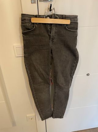 Pantalón vaquero gris oscuro