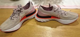 Tenis Nike Infinity React Gris/Rosa