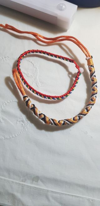 Pulseras plateadas con detalles morados