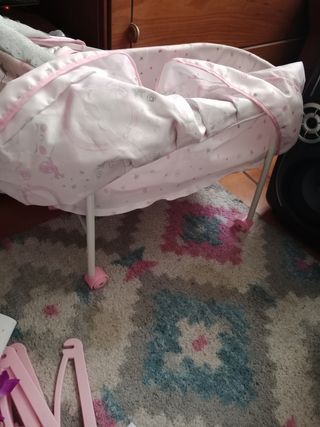 Cuna de muñeca rosa con hada