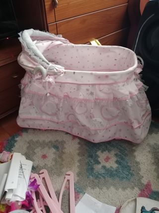 Cuna de muñeca rosa con hada