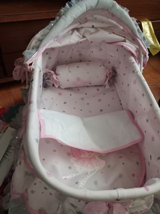 Cuna de muñeca rosa con hada