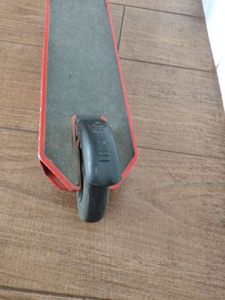 Patinete infantil rojo y negro