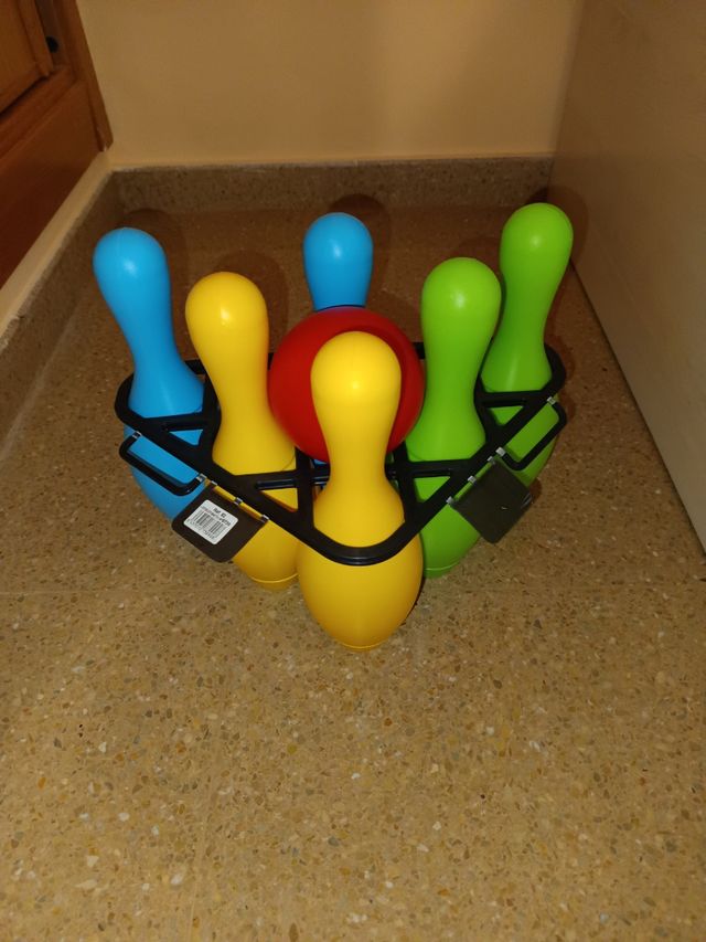 Juego de bolos infantil con bola