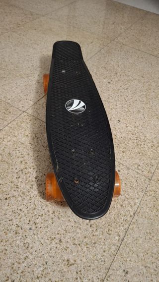 Monopatín niño.Color negro.Medidas 45x15 aprox.
