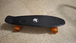 Monopatín niño.Color negro.Medidas 45x15 aprox.