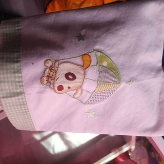 Minicuna, edredón, colchón y sábanas.