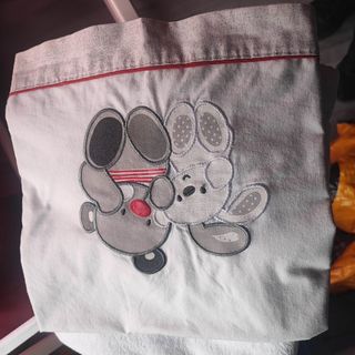 Minicuna, edredón, colchón y sábanas.