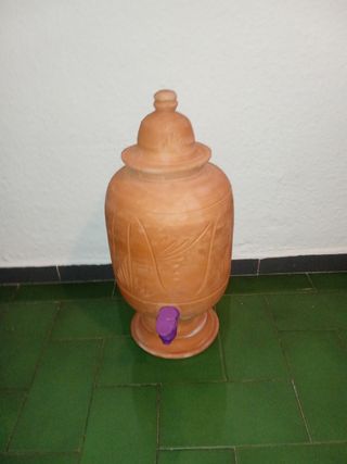 Fuente de cerámica con grifo