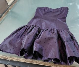 Vestido de fiesta morado con lunares
