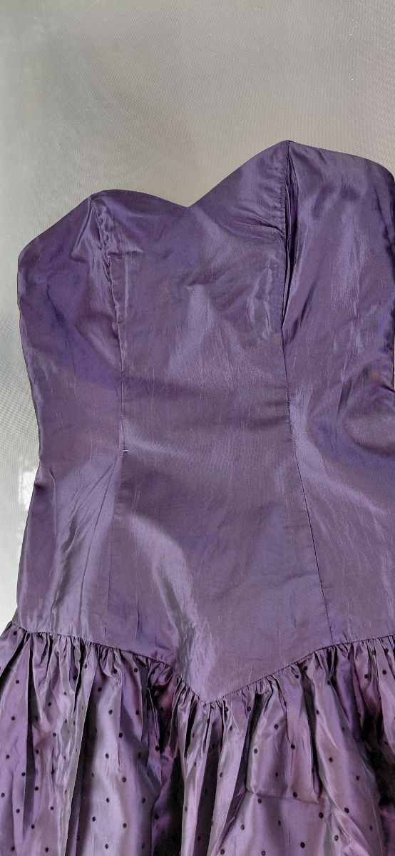 Vestido de fiesta morado con lunares