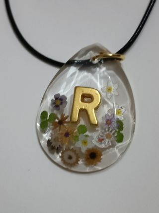 Colgante con letra R y flores secas