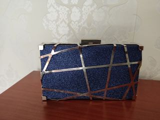 Bolso de fiesta azul y plateado
