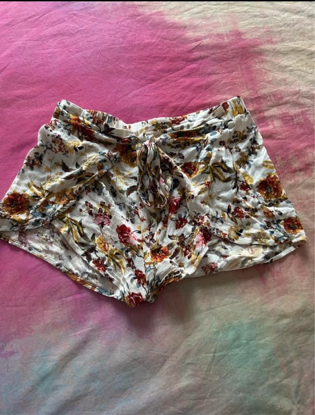 Pantalón corto floral Pull&Bear talla M