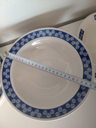 Vajilla con borde azul