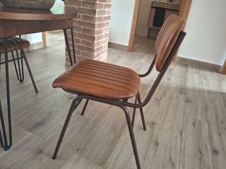 Preciosas 2 sillas de comedor de cuero y metal