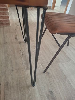 Preciosas 2 sillas de comedor de cuero y metal