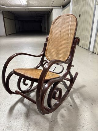 Mecedora antigua de madera y ratán