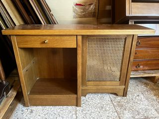 Mueble de entrada de madera con ratán