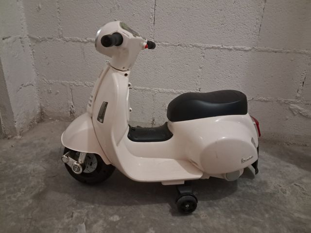 Moto Vespa para niño color crema
