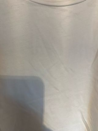 Camiseta blanca con mangas de volantes