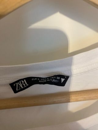 Camiseta blanca con mangas de volantes