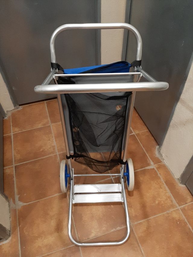 Carro de playa y portasillas, que sirve de mesa.