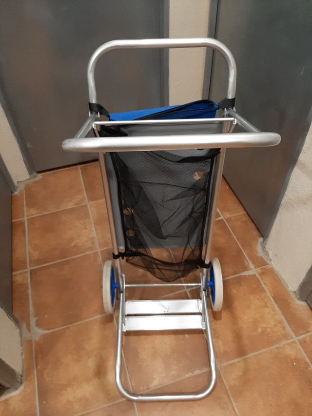 Carro de playa y portasillas, que sirve de mesa.