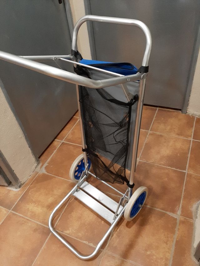 Carro de playa y portasillas, que sirve de mesa.