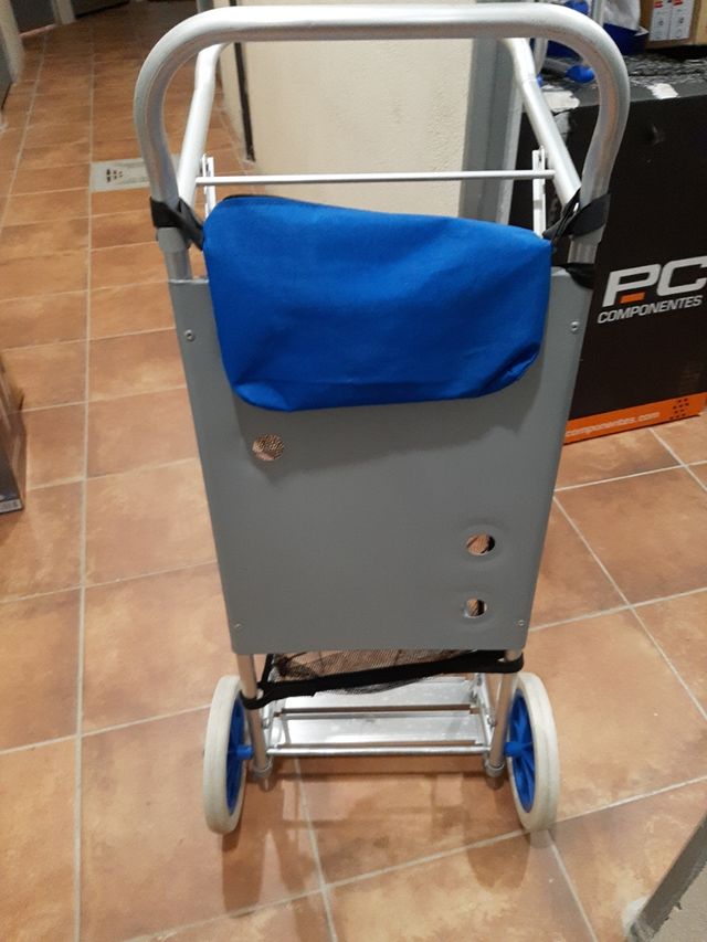 Carro de playa y portasillas, que sirve de mesa.