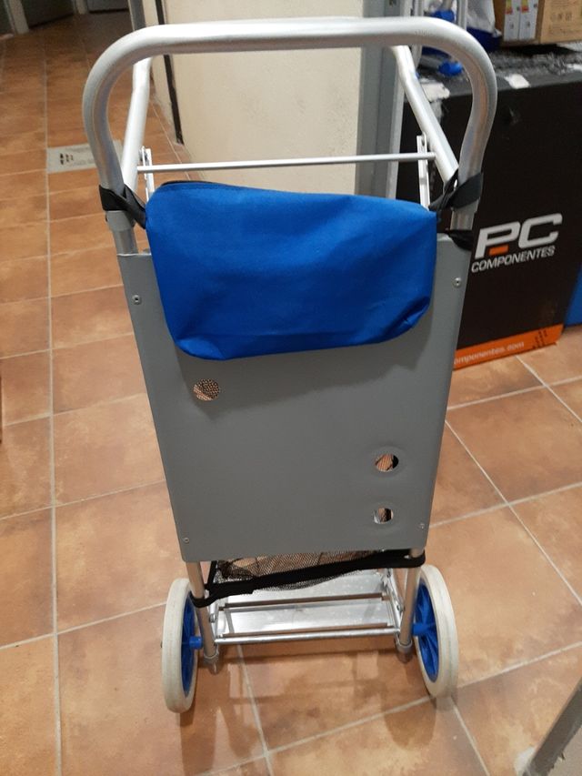Carro de playa y portasillas, que sirve de mesa.