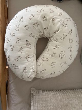 Cojín de lactancia con estampado de conejos