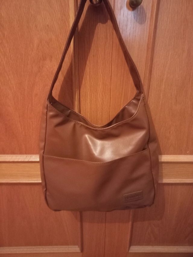 Bolso de hombro marrón