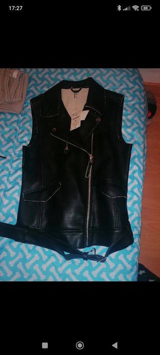 Chaleco imitación cuero negro talla M