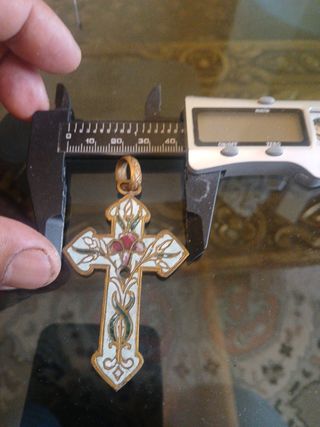 Cruz colgante dorada con esmalte blanco