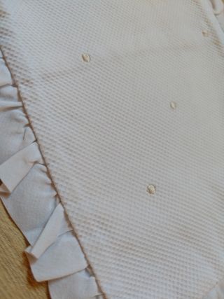 Funda almohada bebé con volantes